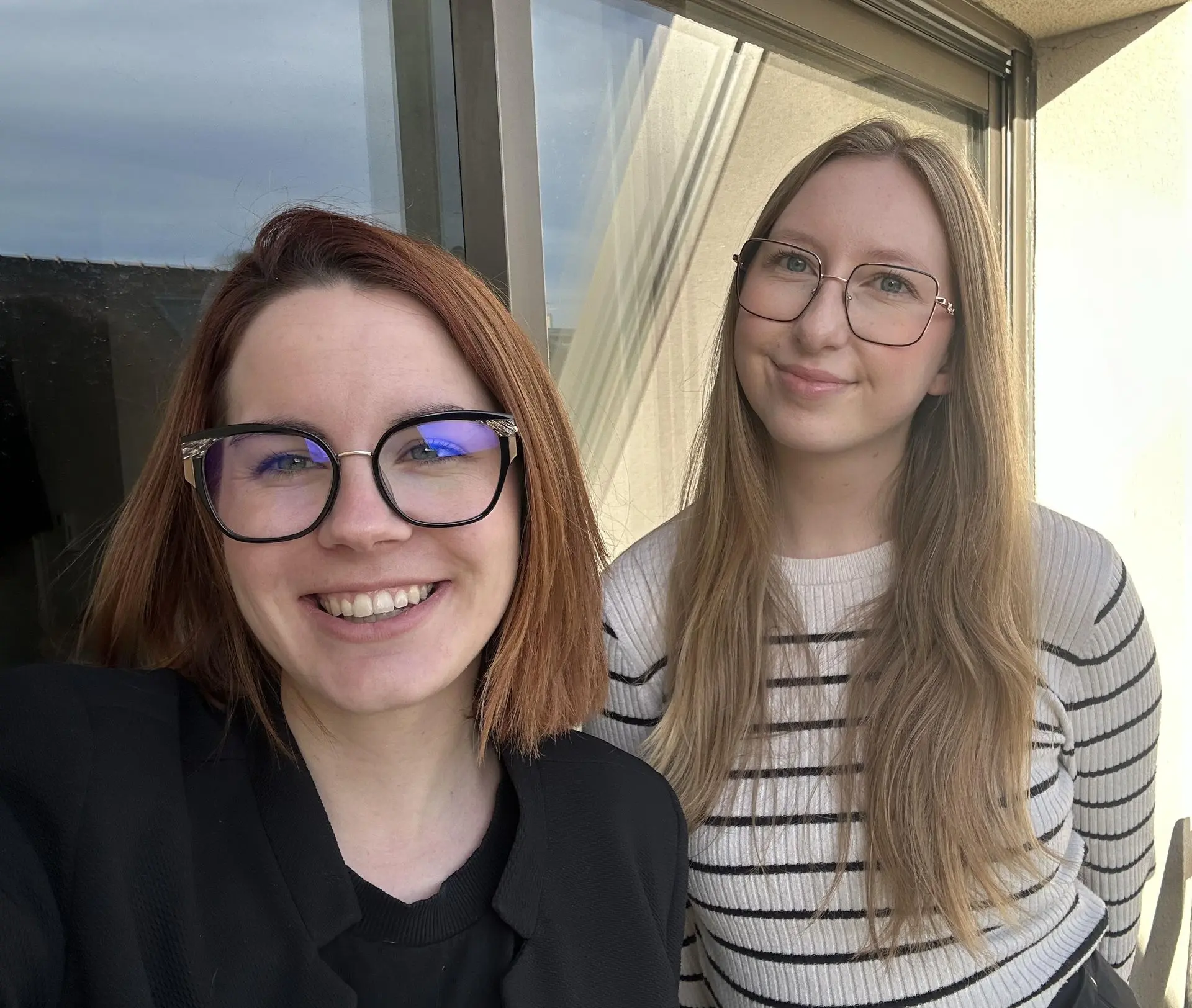 Photo paysage de Chloé (dirigeante de Stratency) et Anaëlle (stagiaire)